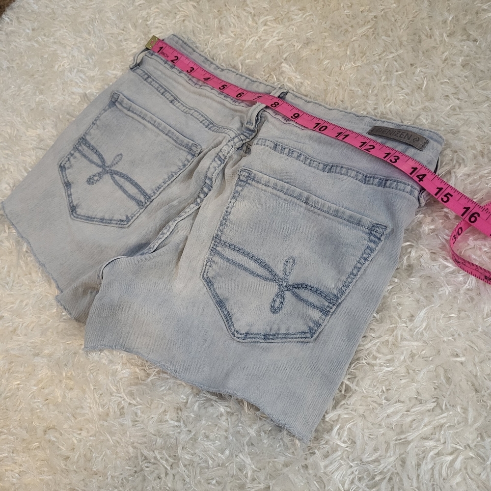 Denizen by Levi's Jegging Cut Off Shorts, Light Wash Blue, Size 9 - Picture 4 of 8